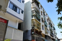 Tháo dỡ chung cư nghiêng 45 cm ở TPHCM