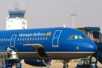 Máy bay Vietnam Airlines bị rách lốp ngay trên trời