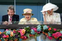 “Ngả mũ” thú vui đem về gần 200 tỷ cho Nữ hoàng Anh