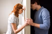 Rối bời khi người yêu cũ thuê nhà của bố mẹ chồng