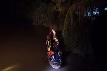 Xót lòng gia cảnh hai chị em sinh đôi bị đuối nước