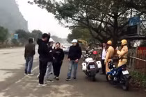Video: Nhóm thanh niên chạy xe máy đánh võng thách thức CSGT
