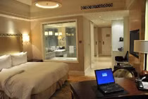 Tại sao phòng tắm khách sạn thường dùng kính trong suốt?