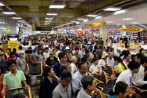 "Biển người" tấn công siêu thị Hàn Quốc ở Sài Gòn