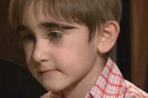 Cậu bé sở hữu hàng mi cong vút, dài 4,3 cm khiến chị em "phát hờn"