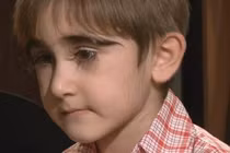 Cậu bé sở hữu hàng mi cong vút, dài 4,3 cm khiến chị em "phát hờn"