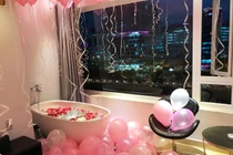 “Hết hồn” khách sạn có bồn tắm lộ thiên nhìn ngắm toàn Sài Gòn