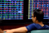 HOSE ngừng giao dịch, dòng tiền ồ ạt đổ vào HNX