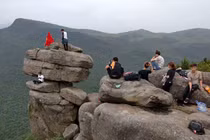 Nữ phượt thủ bị lên án khi "sống ảo" trên mỏm đá cao