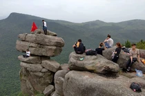 Nữ phượt thủ bị lên án khi "sống ảo" trên mỏm đá cao