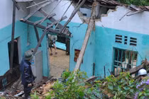 Hơn 10 ôtô bị chôn vùi vì lở đất ở Quảng Ninh