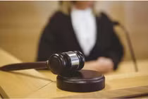 Thoát tội cưỡng hiếp nhờ cho bồi thẩm đoàn xem…“của quý”