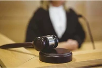 Thoát tội cưỡng hiếp nhờ cho bồi thẩm đoàn xem…“của quý”