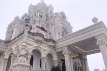 Lâu đài khổng lồ của nhà cô gái đeo vàng trĩu cổ ngày cưới