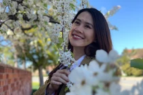 Thân Thúy Hà khoe dáng thon gọn sau vài tuần sinh con