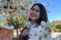 Thân Thúy Hà khoe dáng thon gọn sau vài tuần sinh con