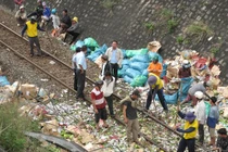 Ô tô lao xuống, đường sắt cùng quốc lộ tê liệt