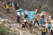 Ô tô lao xuống, đường sắt cùng quốc lộ tê liệt