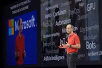 Vì sao giám đốc Microsoft chỉ mặc áo đỏ suốt thập kỷ qua?