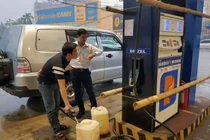 Tự ý tăng giá xăng sau bão, một cửa hàng bị phạt 40 triệu