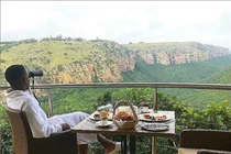 Con nhà giàu ở "châu lục nghèo nhất thế giới" tiêu tiền như thế nào?