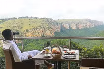 Con nhà giàu ở "châu lục nghèo nhất thế giới" tiêu tiền như thế nào?