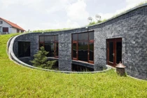 Tận mục “nhà đá” hình xuyến kỳ lạ tại Quảng Ninh