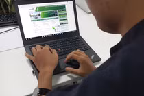 Khách phàn nàn phí cao, Vietcombank nói phí thấp nhất thị trường