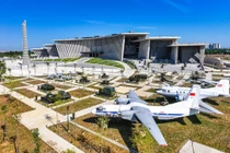 Nhộn nhịp du khách tham quan Bảo tàng Lịch sử Quân sự Việt Nam