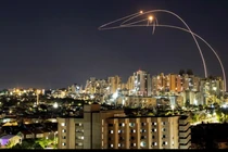 Lưới phòng thủ Israel đánh chặn mưa hỏa lực từ Iran thế nào?