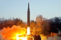 Triều Tiên tiếp tục phóng tên lửa đạn đạo ra biển