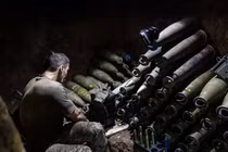 Bên trong nhà máy sản xuất đạn pháo cho Ukraine của Mỹ