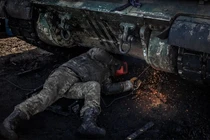 Cạn nguồn viện trợ, lính Ukraine phải “xẻ” xe tăng của Nga lấy thiết bị