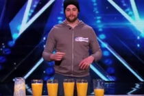 Màn trình diễn uống 120 quả trứng sống chưa từng thấy