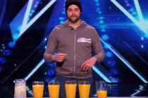 Màn trình diễn uống 120 quả trứng sống chưa từng thấy