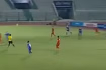 Siêu phẩm vô lê đẹp của Hữu Dũng cháy lưới Thái Lan