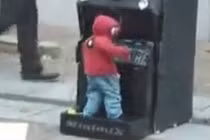 Người nhện nhí "quẩy" trên đường phố chẳng giống ai