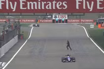 Băng qua đường đua F1 mặc xe đang chạy 300km/h