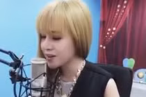 Bà Tưng tóc vàng hoe xinh đẹp cover “Ai khổ vì ai”