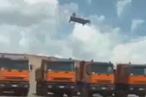 Bay qua 8 chiếc xe tải bằng... giường quá đỉnh 