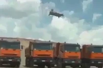 Bay qua 8 chiếc xe tải bằng... giường quá đỉnh 