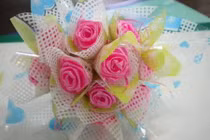 Mách bạn cách làm hoa hồng Valentine tuyệt đẹp bằng ruy băng