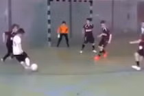 Xem cầu thủ nhí đá bóng siêu đẳng như Messi 