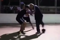 Hoa mắt xem cụ ông trình diễn bóng đỉnh cao