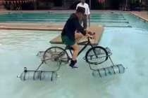 Ngỡ ngàng xe đạp đầu tiên thế giới đi được trên nước