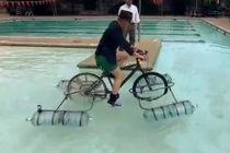 Ngỡ ngàng xe đạp đầu tiên thế giới đi được trên nước