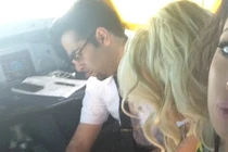 Video: Phi công "vui vẻ" với người mẫu trong buồng lái