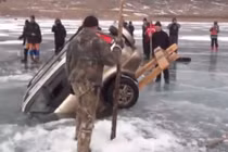 Giải cứu ô tô mắc kẹt dưới dòng sông băng