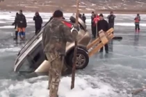 Giải cứu ô tô mắc kẹt dưới dòng sông băng
