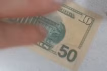 Màn ảo thuật biến tờ 50 USD thành 10 USD